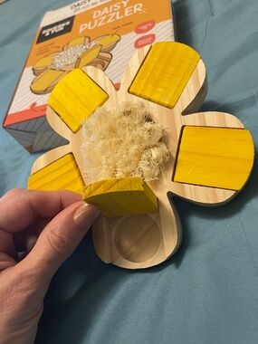 Squeaks & Fur Daisy Enrichment Puzzler